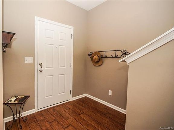 3rd image of 5219 Holbert Cres