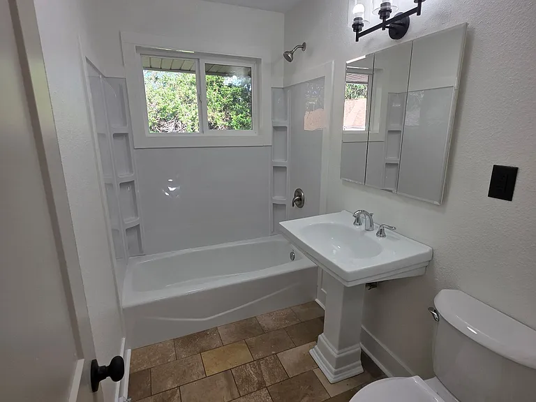 2904 E 40th St — Photo 1
