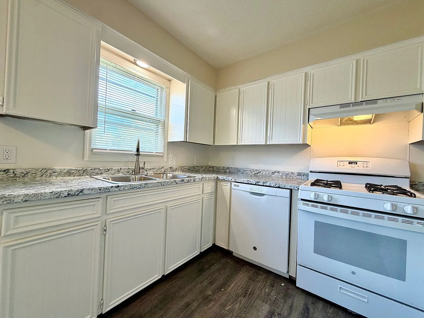 2 bed, 1.5 bath, 918 sqft, $1,595 — Photo 3