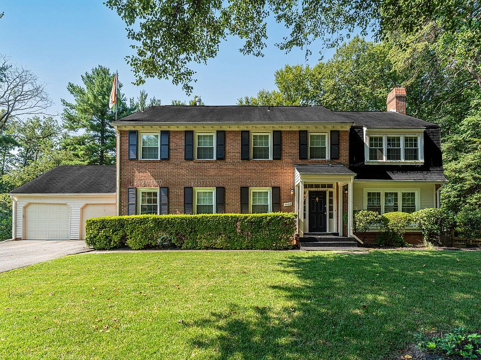 Stately renovated colonial only 2 blocks walk to Potomac Village!