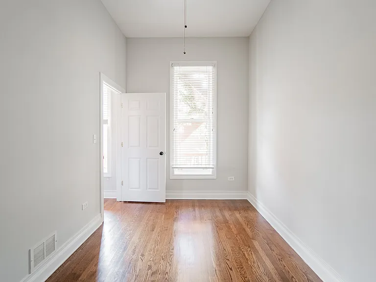 933 W Newport — Photo 13