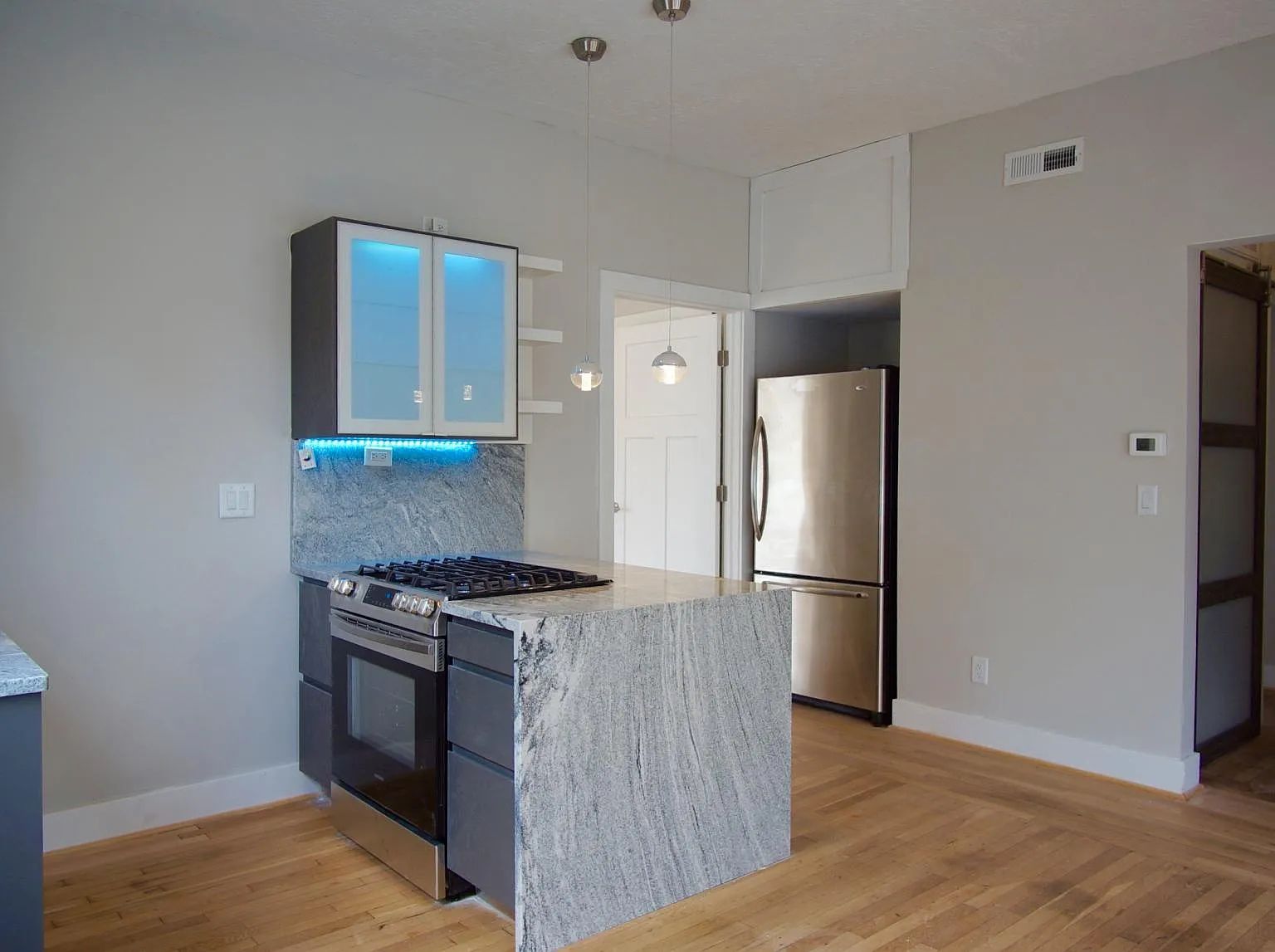 2 bed, 900 sqft, $2,550 — Photo 2