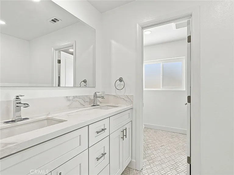 225 Armstrong Dr — Photo 28