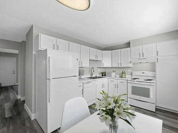 5th image of 78 W Walnut St #205