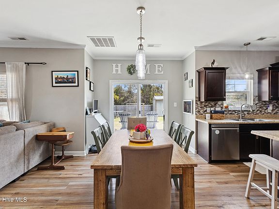 5th image of 157 Bridgeport Drive