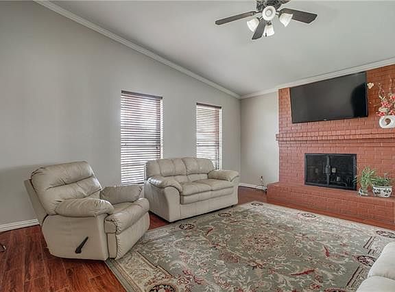 4th image of 2905 Village Crest Cir