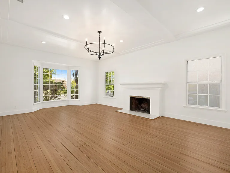 211 S Formosa Ave — Photo 3