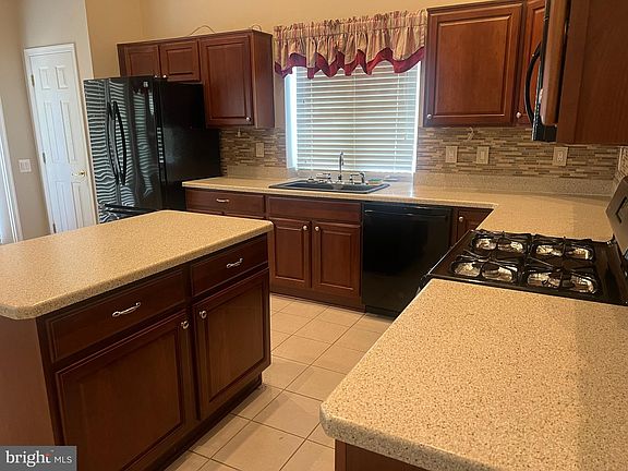 5th image of 32 Norwood Ln