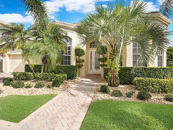 Home For Sale In Woodfield Country Club