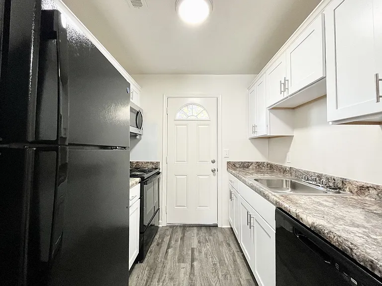 Collinwood Apartments — Photo 10