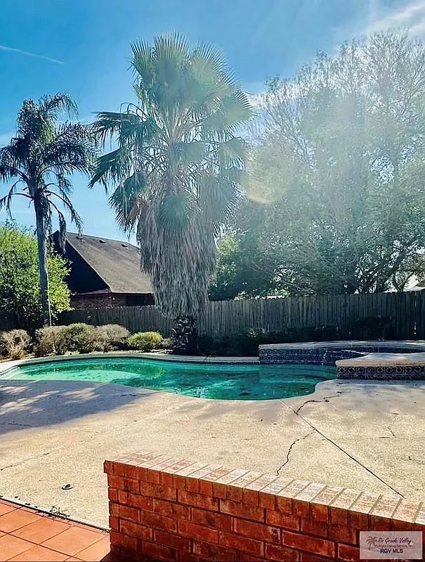 3 bed, 2.0 bath, 1715 sqft, $2,400 — Photo 3