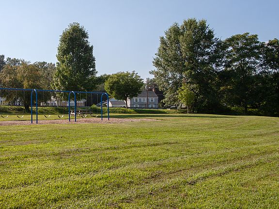3rd image of 374 Kenoza Ave