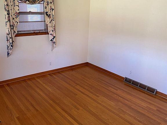 5th image of 172 Bowe St