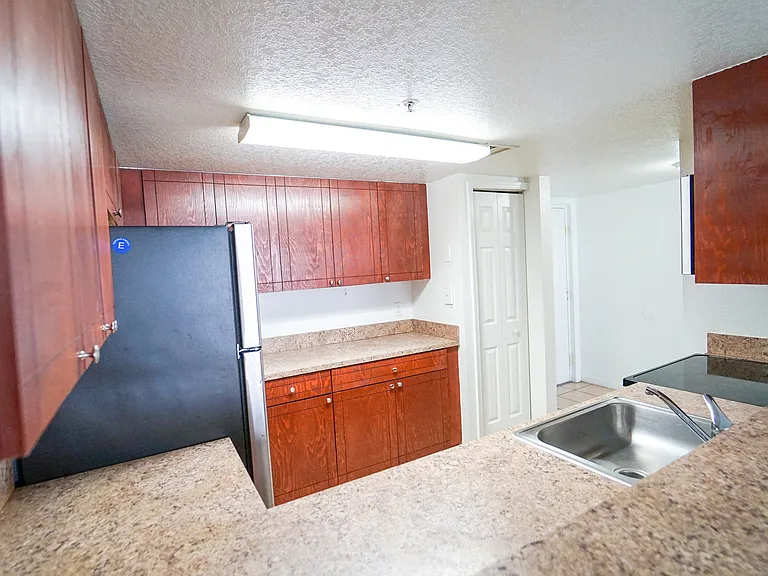 Mariner's Cove Apartments — Photo 11
