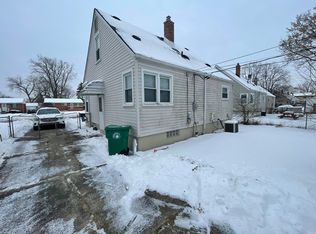 28102 Maplewood St, Garden City, MI 48135