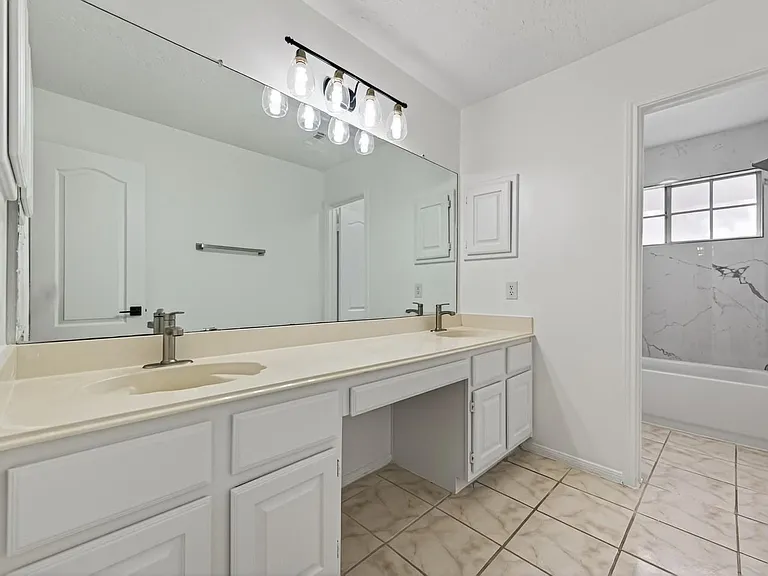 2431 Parkwood Ln — Photo 18