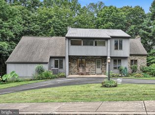 908 Oak St, Akron, PA 17501