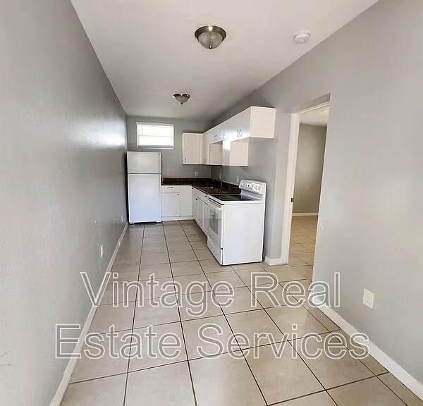 4611 N Hubert Ave #7 — Photo 2