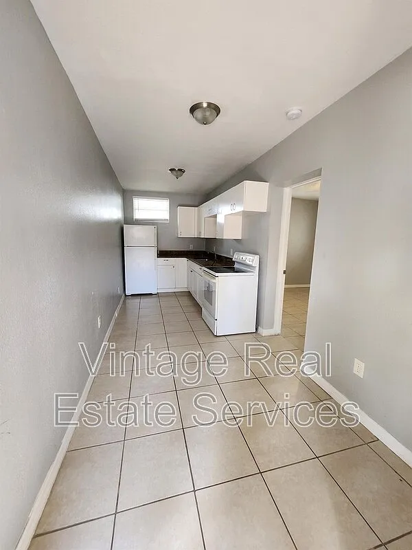 Building Photo - 4611 N Hubert Ave #7