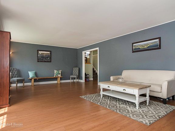 3rd image of 105 Lawrence Ave