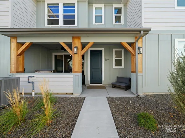 207 S Pecknold Ln, Star, ID 83669