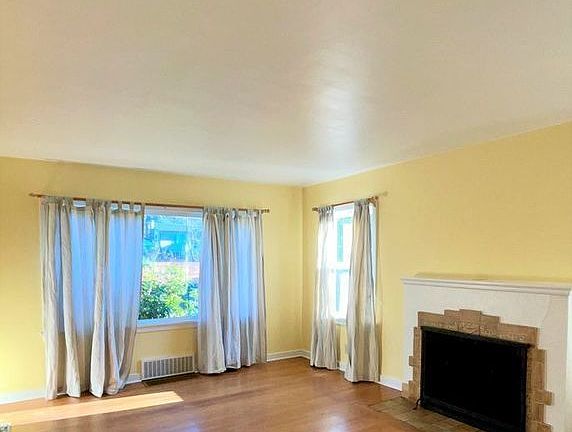 4th image of 10725 15th Ave NE