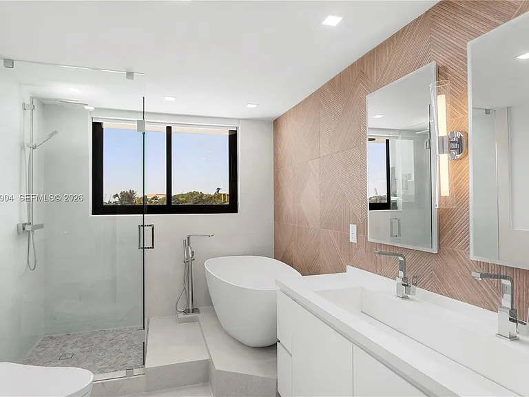 1000 Venetian Way #303 — Photo 13
