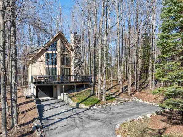 196 Royalview Rd, Harbor Springs, MI 49740