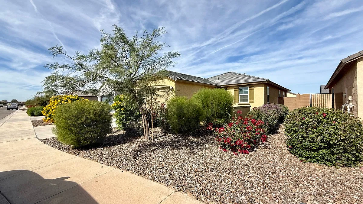 3 bed, 2.0 bath, 1402 sqft, $1,575 — Photo 2