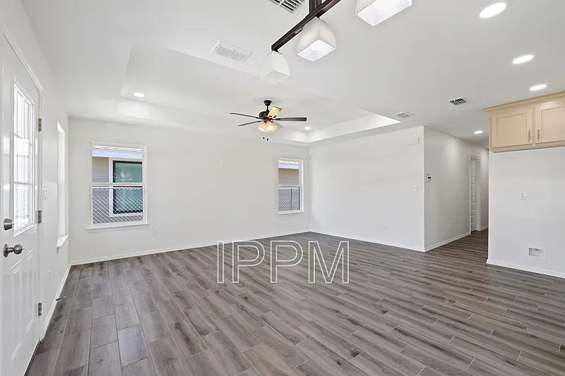 3 bed, 2.0 bath, 1100 sqft, $1,400 — Photo 2