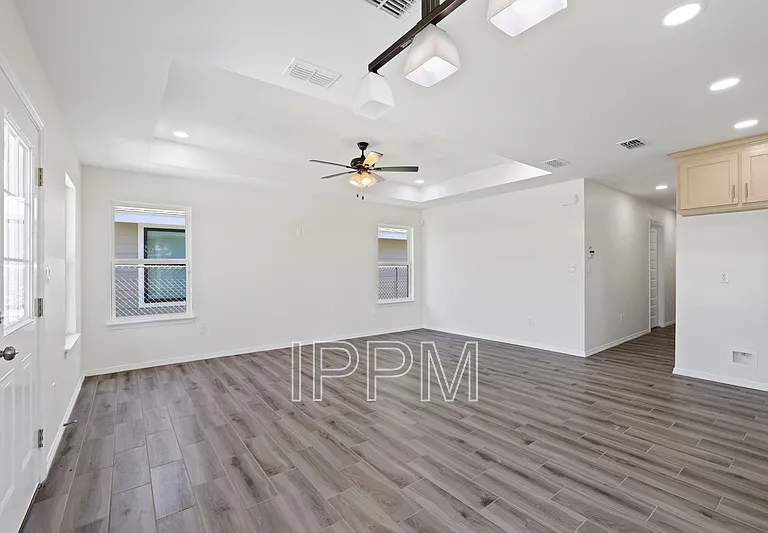620 E Llano Grande St — Photo 2