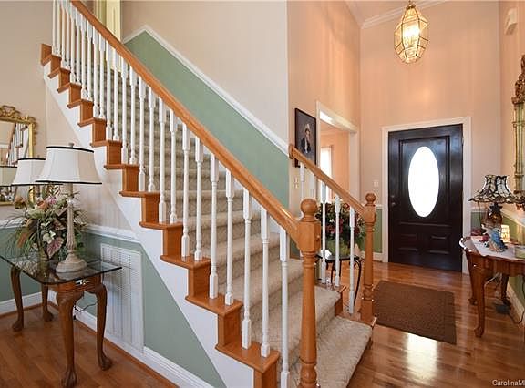 3rd image of 1583 Beverly Ln