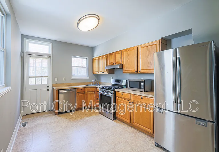 1007 Baylis St — Photo 5