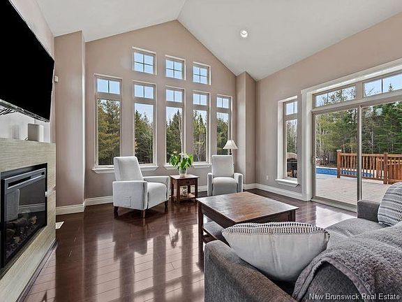 3rd image of 225 Niagara Rd