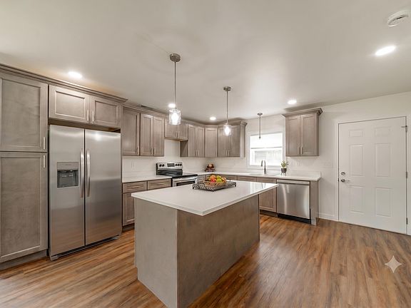 5th image of 621 E Main St