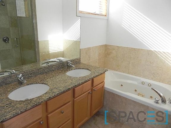 4th image of 943 N Leavitt St #2