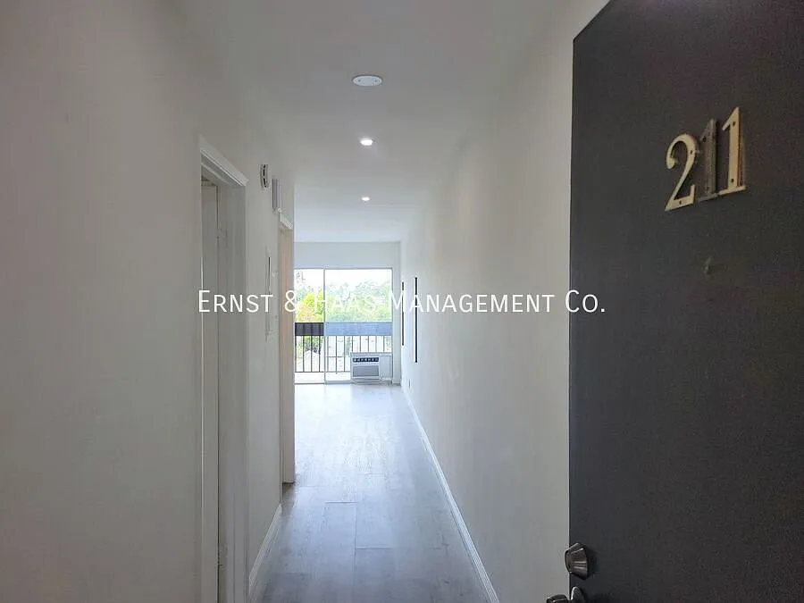Beautiful 1-Bedroom Condo with Views of Recreation Park Neighborhood! — Photo 2