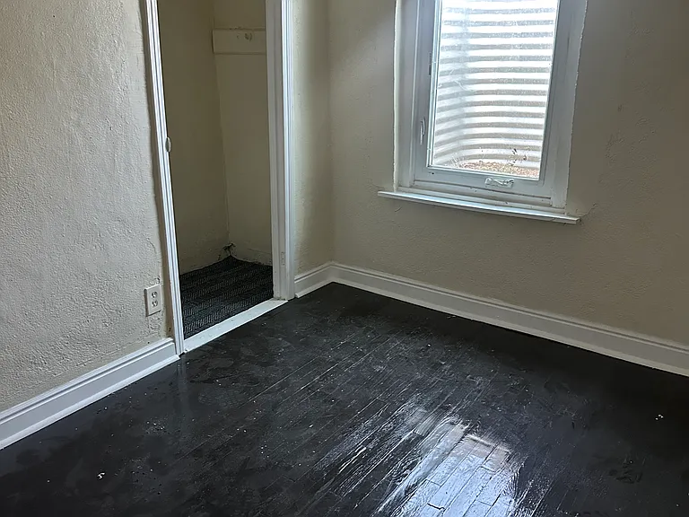 189 N 6th Ave — Photo 13