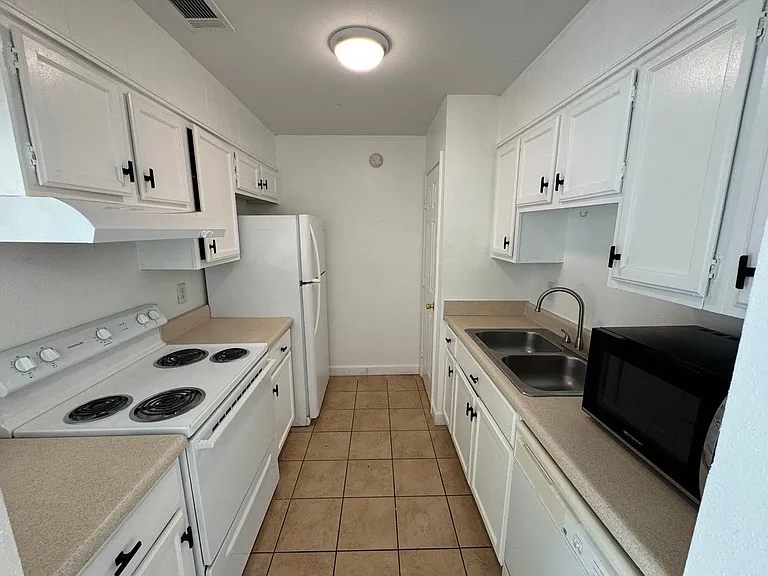1600 Greenbriar Pkwy #A — Photo 6