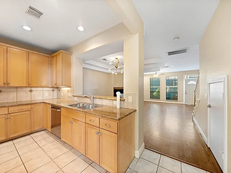 2406 Calumet St — Photo 24