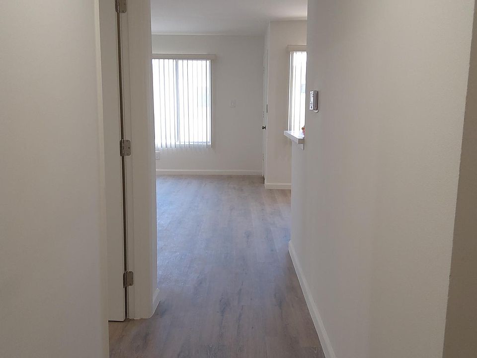 1st image of 12801 Moorpark St Unit 316
