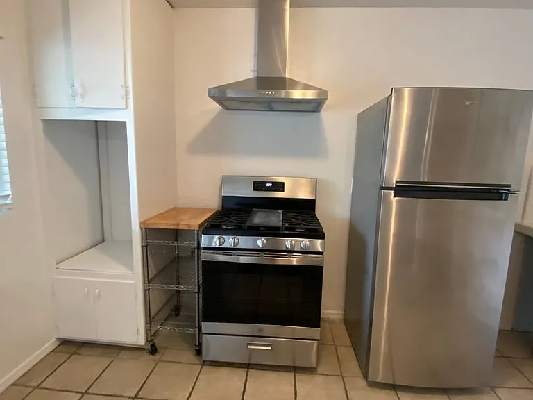 Cozy 2-Bedroom Apartment Just Steps from the Ocean Bluffs! — Photo 7