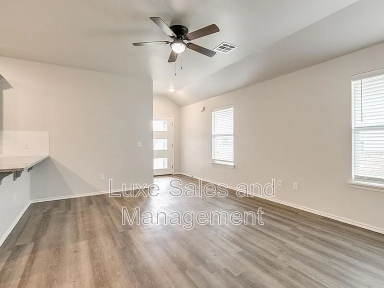8002 NW 105th Ter — Photo 5