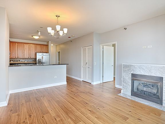 5th image of 1600 S Prairie Ave #904