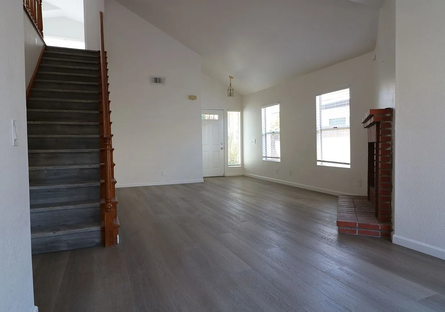 2/ Story Home for Lease in Simi Valley! — Photo 2