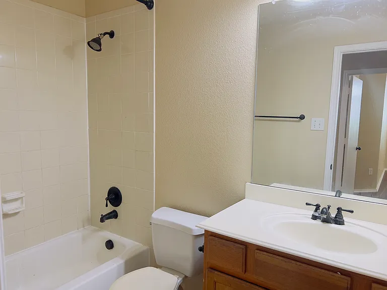 1031 Johnson City Ave — Photo 6