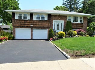 7 Hawk Ln, Smithtown, NY 11788