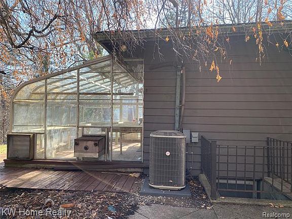 3rd image of 25195 Ingleside Dr