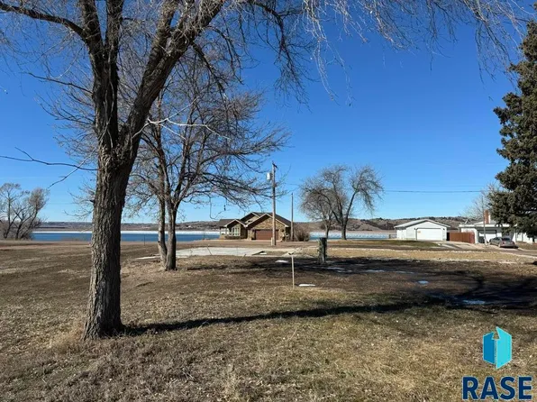 407 S River St, Chamberlain, SD 57325