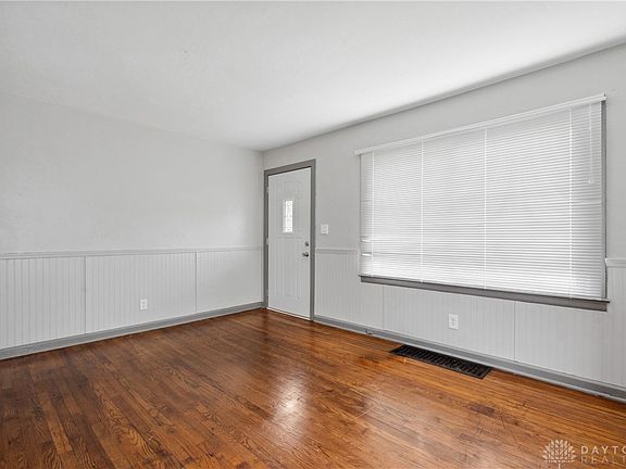 4th image of 402 Smith St